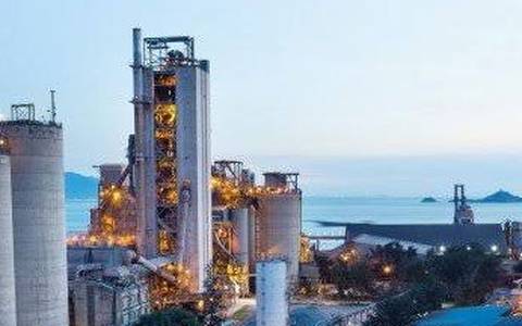 Planta industrial costeira ao entardecer