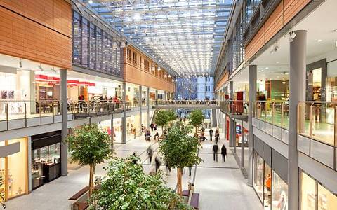 Interior de um shopping center